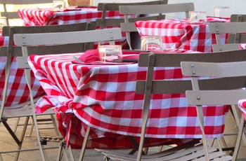 Cafe borde med ternet dug i Frankrig