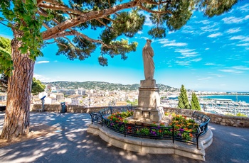 Udsigt til Cannes fra park med skulptur, Frankrig