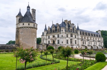 Slottet Chateau de Chenonceau i Loiredalen set fra haven, Frankrig