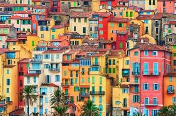 En farvepalette af smukke facader i kystbyen Menton, Frankrig