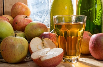 Et glas cider og friske æbler i Normandiet, det nordlige Frankrig