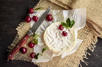 Osten camembert med kirsebær fra Normandiet i Nordfrankrig