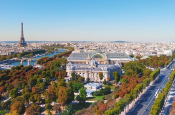 Udsigt til Avenue Champs Élysées og Eiffeltårent i Paris