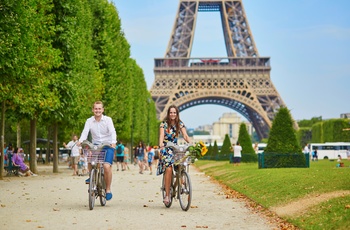Ungt par cykler nær Eiffeltårnet i Paris, Frankrig