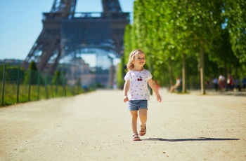 Lille pige med Eiffeltårent i baggrunden, Paris