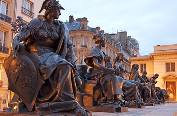Statuer foran Musee d'Orsay i Paris