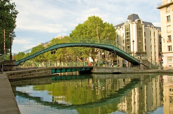 Grøn bro over Saint-Martin kanalen i Paris