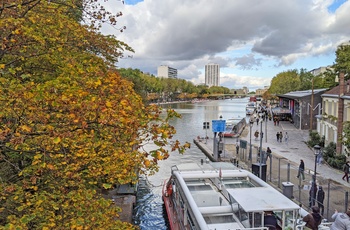 Turbåd kommer ud af Saint-Martin kanalen i Paris