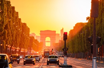Triumfbuen for enden af Champs Elysées i Paris