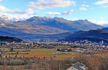Byen Gap med starten af Alperne i baggrunden, Provence i Frankrig