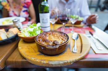 Klassisk fransk måltid på restaurant i Frankrig