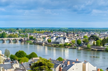 Udsigt til byen Saumur ved Loire floden, det nordvestlige Frankrig