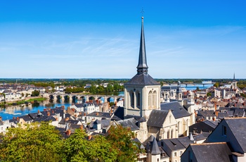 Udsigt til kirken i byen Saumur ved Loire floden, det nordvestlige Frankrig