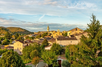 Udsigt til landsbyen Vallon-Pont-d’Arch, Frankrig