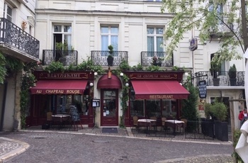 Restaurant ved den hyggelige plads i byen Chinon i Loiredalen, Frankrig