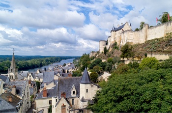 Slottet tårner over byen Chinon i Loiredalen, Frankrig