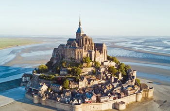 Mont Saint-Michel troner i landskabet