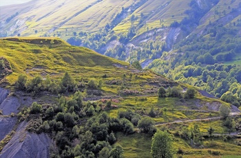 Bjergvej ved St Jean d’Arves i de franske Alper, Frankrig