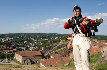 Soldat i gammel uniform på Fredriksten Fæstning Halden - Foto Terje Rakke VisitNorway