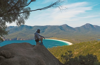 Enlig vandre nyder udsigten til Wineglass Bay i Freycinet National Park på Tasmanien