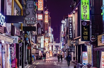 Gade med neon-reklamer i Seoul - Sykorea