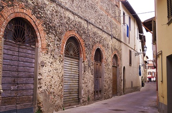 Gammel gade i Borgo San Lorenzo i Toscana - Italien