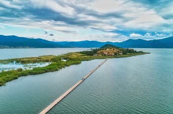 Gangbro til Agios Achilleios-øen i Prespasøen - Grækenland