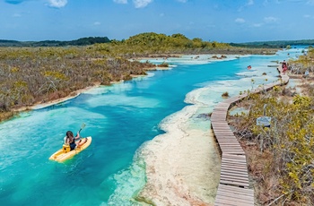 Gangsti og kajaktur ved Bacalar lagunen - Yucatán-halvøen - Mexico
