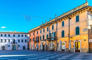 Den skakternede Piazza Vittorio Emanuele i Lazise, Gardasøen