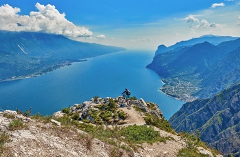 Udsigt ud over Gardasøen og Riva del Garda