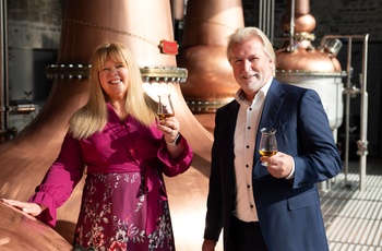 Gareth & Michelle byder velkommen til Ahascragh Distillery i Galway - Irland