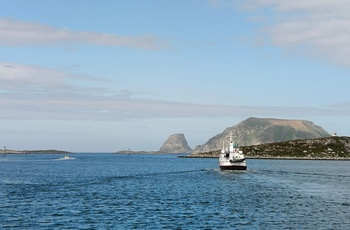 Turbåd på vej ud fra den lille fiskerby Gjesvær i det nordligste Norge