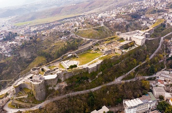 Luftfoto af Gjirokäster Slot i Albanien