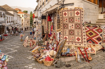 Tæppebutik til salg på Traditionel vest til salg på Gjirokäster Bazar i den gamle bydel der er på UNESCOs Verdensarvsliste - Albanien