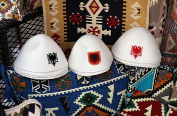 Albanske traditionalle hatte på Gjirokäster Bazar i den gamle bydel der er på UNESCOs Verdensarvsliste - Albanien