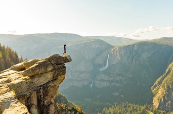 Hiker ved Glacier Point med udsigt til Yosemite Valley og Falls, Californien