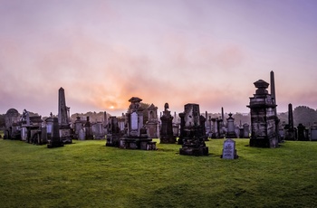 Gravmonumenter om aftenen i Glasgow Necropolis - Skotland