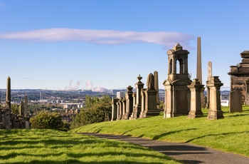 Gravmonumenter i Glasgow Necropolis og udsigt til byen - Skotland
