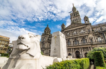 Krigsmonument foran rådhuset på George Square i Glasgow, Skotland