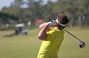 Golfspiller holder øje med bolden