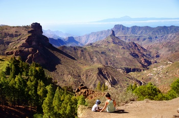 Mor og dater nyder udsigten i bjergene på Gran Canaria