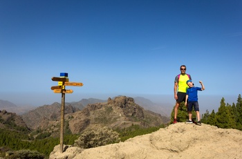 Far og søn på vandretur i bjergene på Gran Canaria