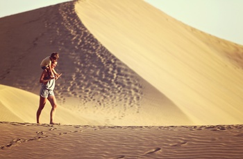 Mor og datter i sandklitterne ved Maspalomas på Gran Canaria