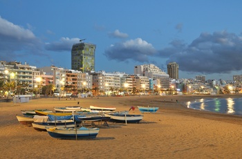 Stranden i Las Palmas om aftenen, Gran Canaria i Spanien