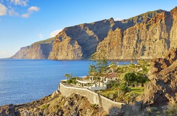 Dramatisk kyst ved Los Gigantes på Tenerife