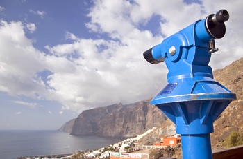 Kikkert og udsigt til den dramatisk kyst ved Los Gigantes på Tenerife