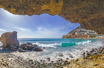 Udsigt fra grotte til feriebyen Puerto Rico på Gran Canaria, Spanien