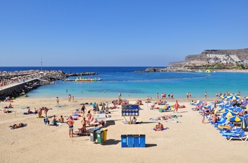 Stranden i feriebyen Puerto Rico på Gran Canaria, Spanien