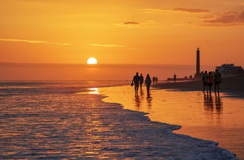 Solnedgang og aftentur på stranden i Maspalomas, Gran Canaria i Spanien