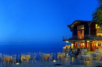 Grand Hotel Excelsior Amalfi, panorama night.jpg